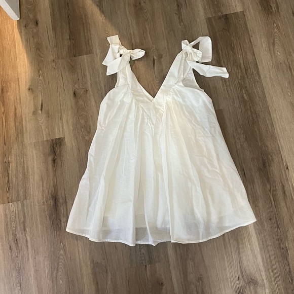 Showpo Rosyth Dress in White size 4 - Picture 3 of 3